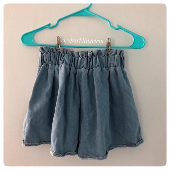 ✨$5/$20✨ Flared leg shorts, elastic waistband - Picture 3 of 6